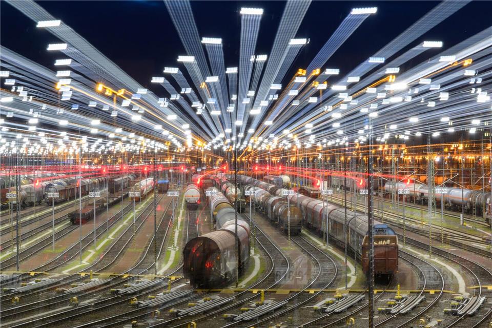 Die Deutsche Bahn lädt zum Tag der Schiene - mit Festen, Fahrten und Führungen. (Archivbild)Hendrik Schmidt/dpa
