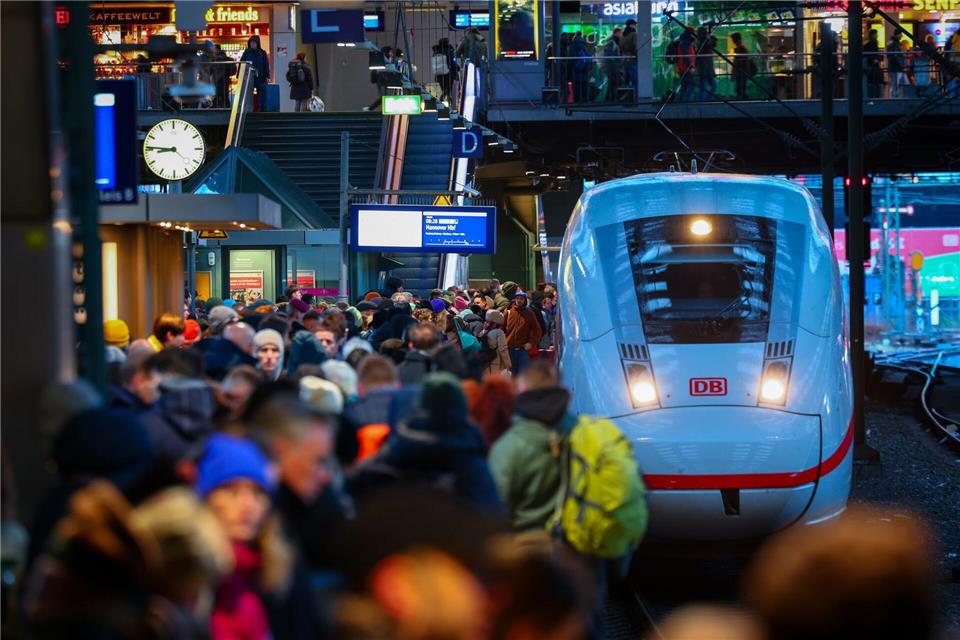 Die Deutsche Bahn muss laut einem Beschluss der Bundesnetzagentur auf hochbelasteten Strecken im Fernverkehr mehr Platz für die Konkurrenz machen. (Archivbild)Christian Charisius/dpa