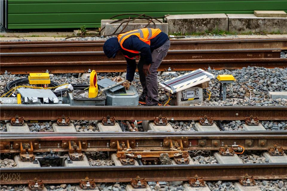 Die Deutsche Bahn schiebt einen milliardenschweren Investitionsrückstau vor sich her. (Archivbild)Andreas Arnold/dpa