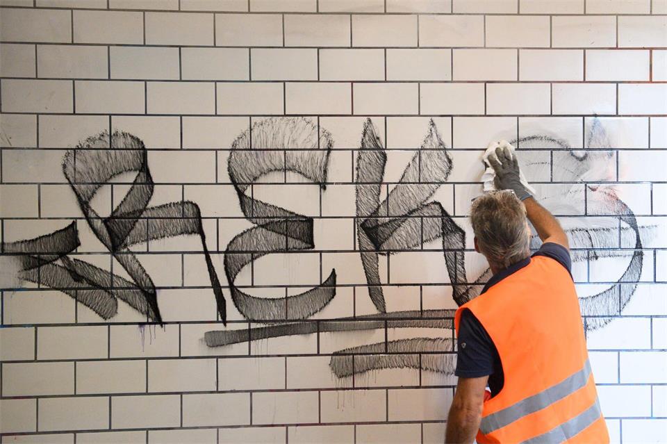 Die Deutsche Bahn setzt seit einigen Wochen mobile Handwerkerteams ein, die sich auch um die Beseitigung von Graffiti in Bahnhöfen kümmern sollen. (Archivbild)Klaus-Dietmar Gabbert/dpa