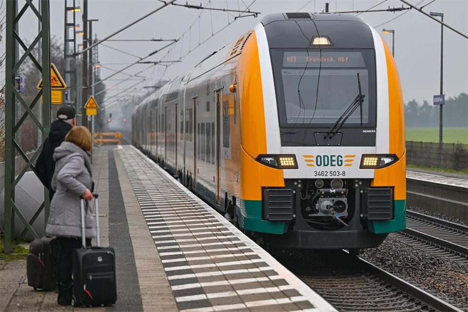 Die Deutsche Bahn will ab 2029 die Strecke Berlin - Frankfurt (Oder) sanieren - dafür sind Sperrungen nötig. (Archivbild)Patrick Pleul/dpa