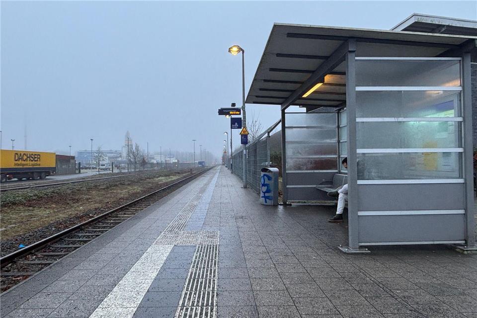 Stadt und Bahn wollen Bahnhof Borken aufwerten Die Deutsche Bahn will den Bahnsteig verbreitern, um so Platz für zwei weitere Unterstellmöglichkeiten zu schaffen.