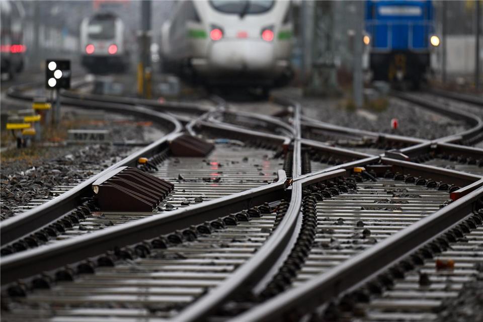 Die Deutsche Bahn will in einem Pilotprojekt erstmals „grünen“ Stahl in Schienen verbauen. (Archivbild)Hendrik Schmidt/dpa