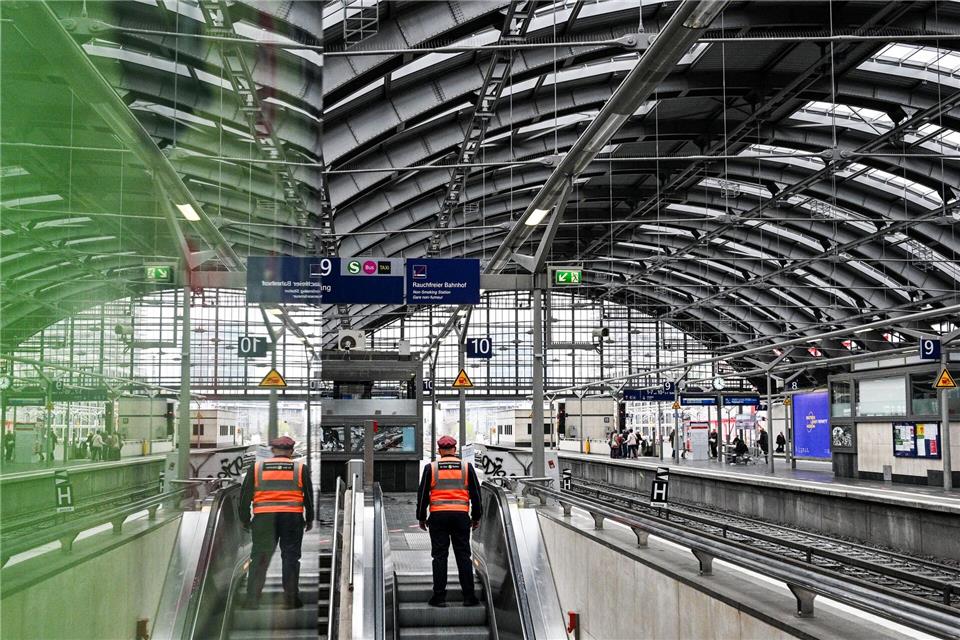 Die Deutsche Bahn will rund 50 Bahnhöfe in Berlin in den nächsten Wochen grundreinigen. (Archivbild)Jens Kalaene/dpa