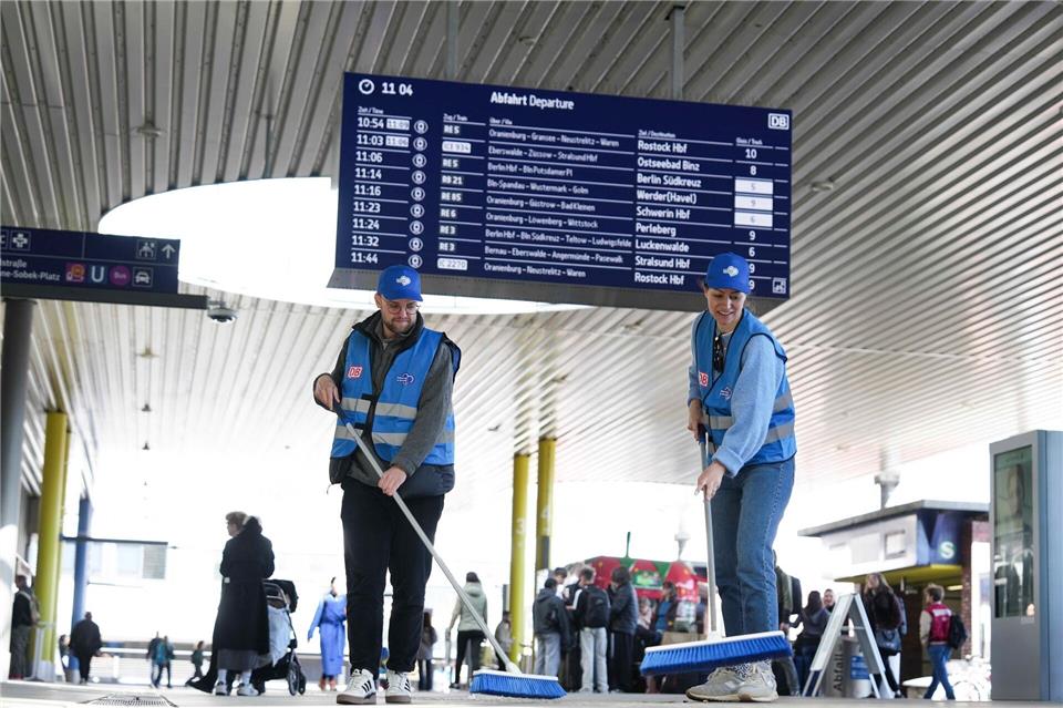 Die Deutsche Bahn will rund 50 Bahnhöfe in Berlin in den nächsten Wochen grundreinigen.Sven Kaeuler/dpa