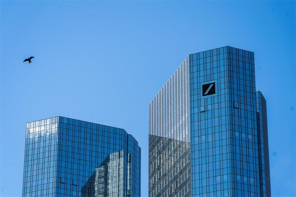 Die Deutsche Bank legt ihre Zwischenbilanz für das dritte Quartal vor. (Archivbild)Andreas Arnold/dpa