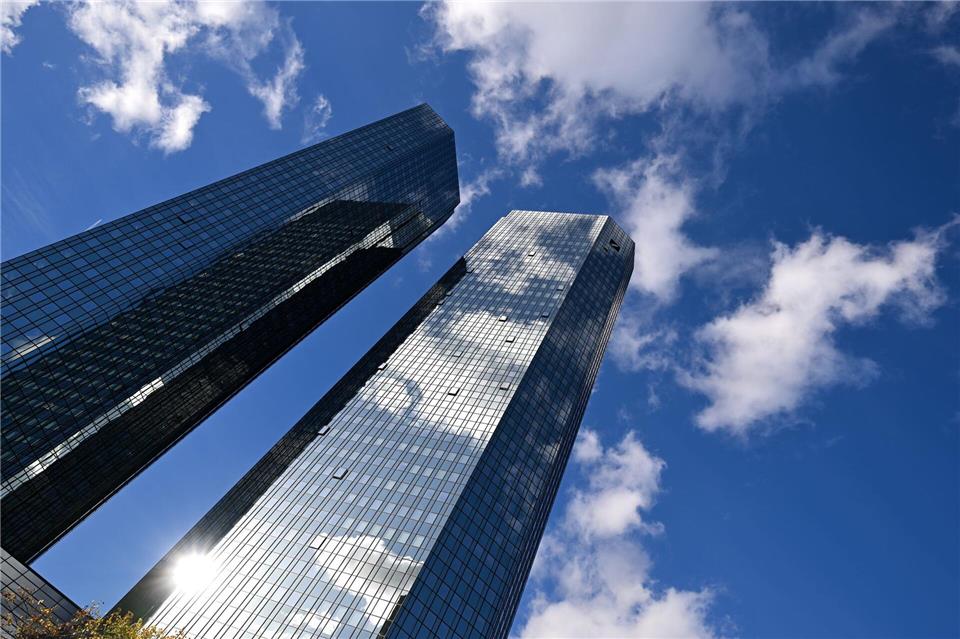 Die Deutsche Bank treibt die Digitalisierung ihres Privatkundengeschäfts voran. (Archivbild)Arne Dedert/dpa