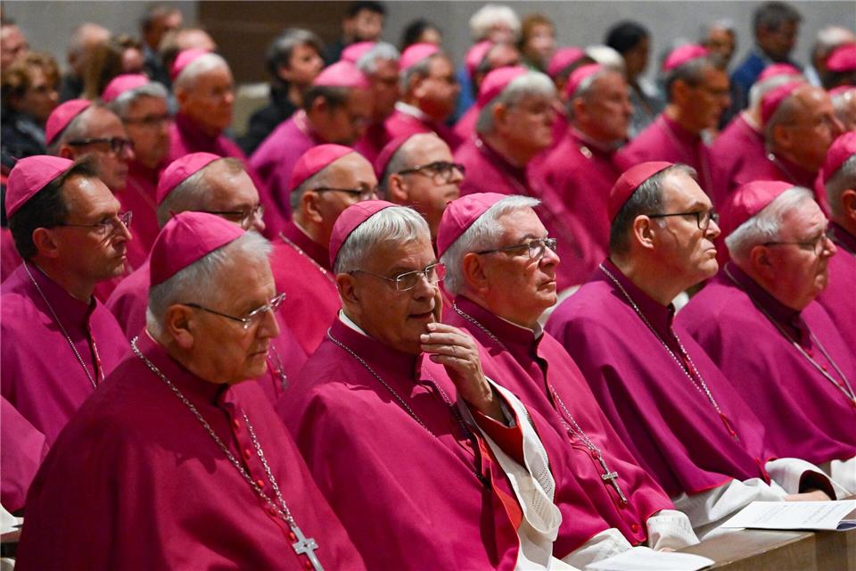 Was will Papst Leo? Deutsche Bischöfe im Schwebezustand Die Deutsche Bischofskonferenz stellt sich derzeit unter anderem die Frage, wie der neue Papst Leo XIV. zum deutschen Reformkurs steht (Archivbild).Arne Dedert/dpa