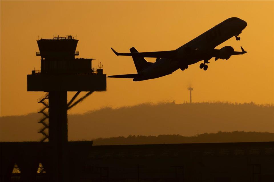 Die Deutsche Flugsicherung sei vorsorglich informiert worden. (Symbolbild)Boris Roessler/dpa