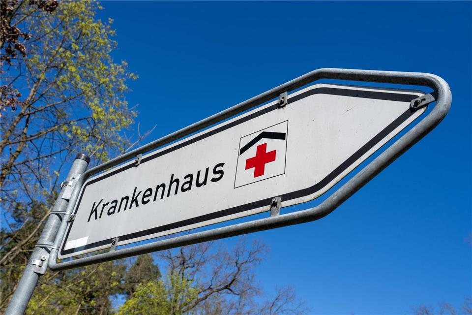 Die Deutsche Krankenhausgesellschaft (DKG) befürchtet, dass jede dritte Klinik das Krankenkassen-Sparpaket nicht überleben wird. (Symbolbild)Soeren Stache/dpa