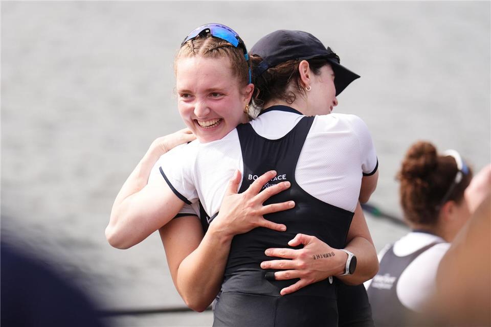 Die Deutsche Lilli Freischem (l) beendete mit Oxford eine lange Durststrecke im Traditionsduell mit Cambridge und gewann damit auch gegen ihre Schwester Mia.John Walton/PA Wire/dpa