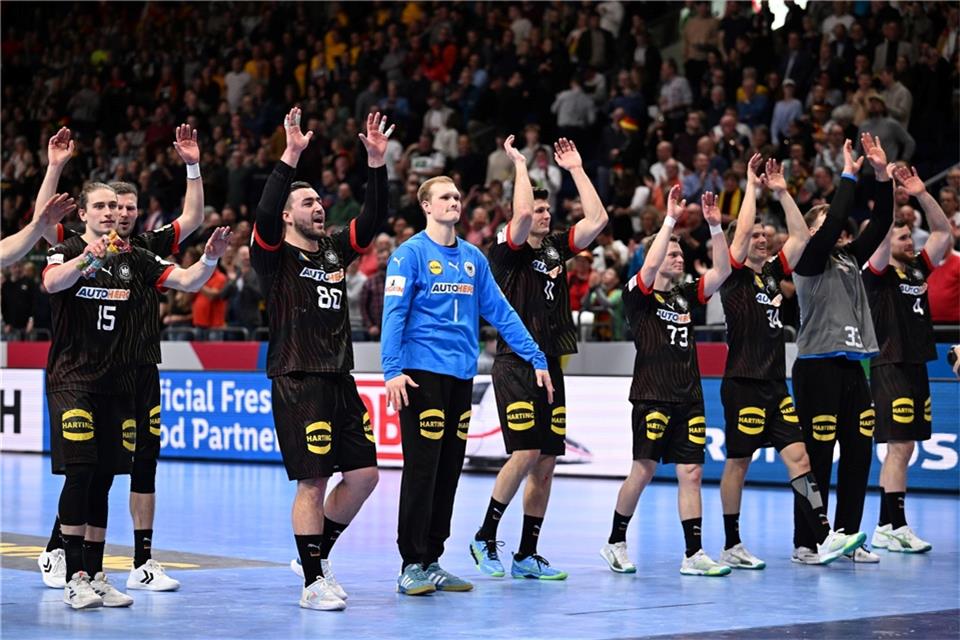 Die Deutsche Mannschaft feiert nach dem Sieg den Einzug in die EM-Hauptrunde.