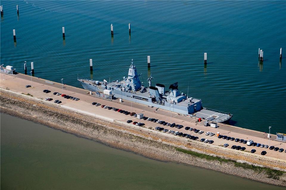 Die Deutsche Marine prüft Hafenstandorte an der Nordseeküste für den möglichen Bau eines weiteren Marinehafens - in Wilhelmshaven gibt es bereits einen Marinestützpunkt. (Archivbild)Hauke-Christian Dittrich/dpa