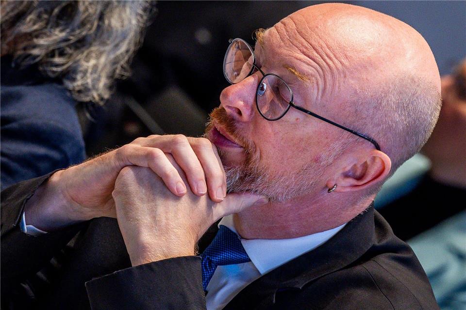 Die Deutsche Polizeigewerkschaft in MV ist der Auffassung, dass Innenminister Christian Pegel (SPD) nach der umstrittenen Turbo-Beförderung eines leitenden Beamten nicht zur Tagesordnung übergehen kann. (Archivbild)Jens Büttner/dpa
