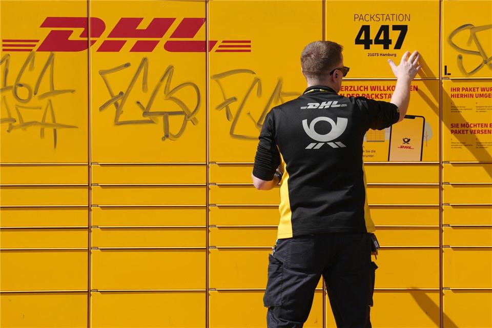 Die Deutsche Post setzt für ihr Filialnetz seit einer neuen gesetzlichen Regelung zunehmend auf automatisierte Standorte - auch in Sachsen gibt es drei solche Automatenfilialen. (Symbolbild)Marcus Brandt/dpa