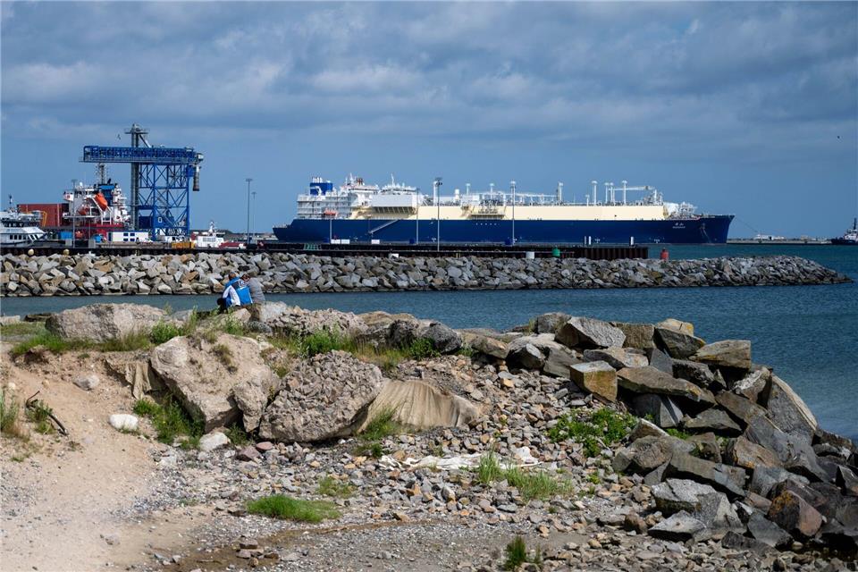 Die Deutsche Regas als Betreiberin des LNG-Terminals auf Rügen meldet Verträge mit bedeutenden Unternehmen. (Archivbild)Stefan Sauer/dpa