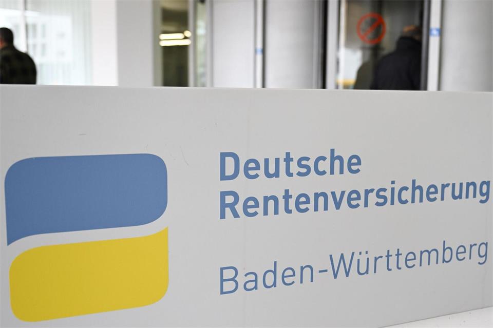 Die Deutsche Rentenversicherung Baden-Württemberg warnt vor gefälschten E-Mails. (Symbolbild)Bernd Weißbrod/dpa