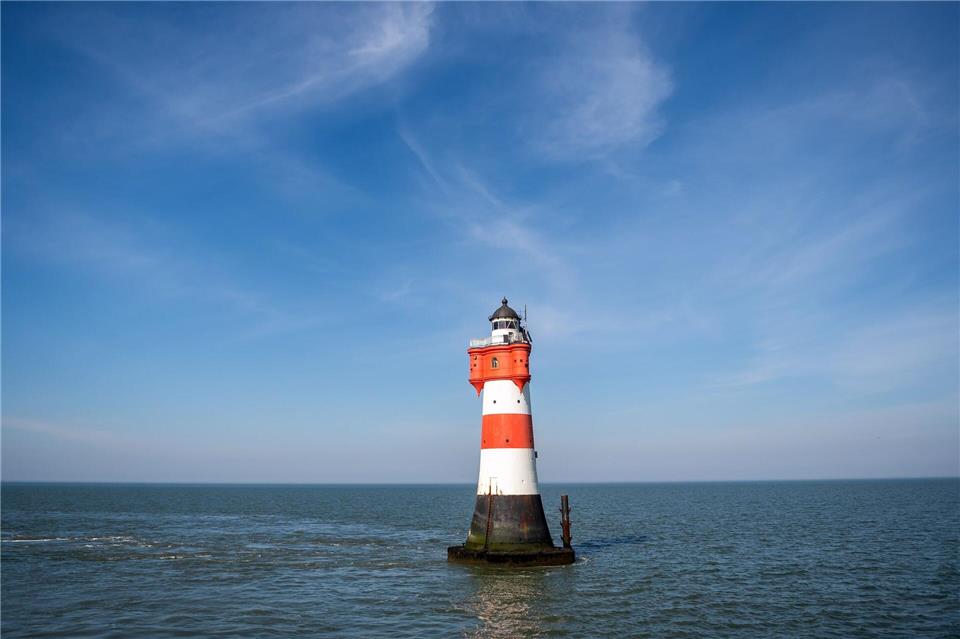 Die Deutsche Stiftung Denkmalschutz sucht für den maroden Leuchtturm „Roter Sand“ einen neuen Standort am Festland. (Archivbild)Sina Schuldt/dpa