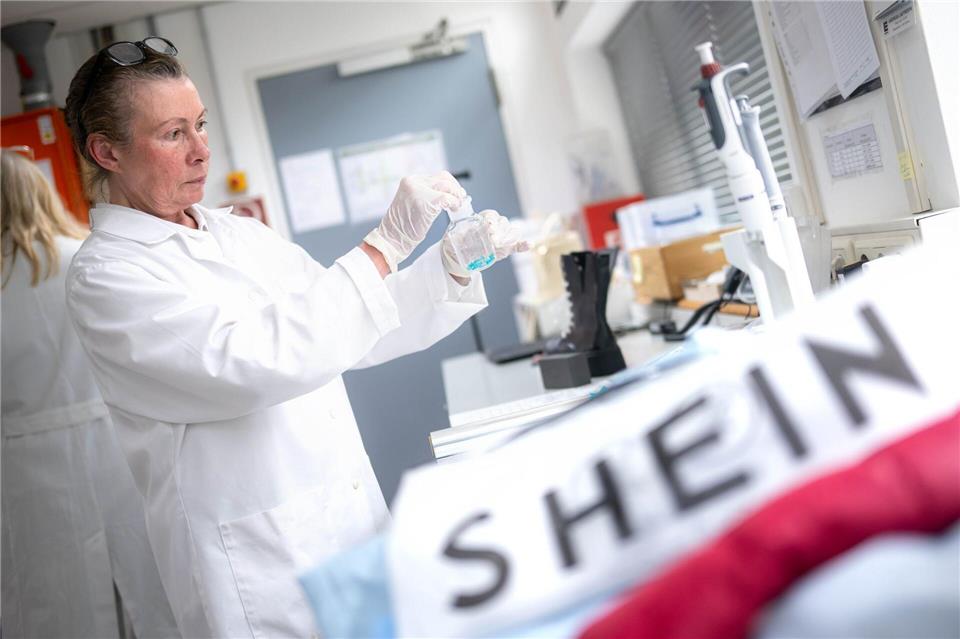 Die Deutsche Umwelthilfe hat Kleidung von Shein beim Bremer Umweltinstitut testen lassen.Sina Schuldt/dpa