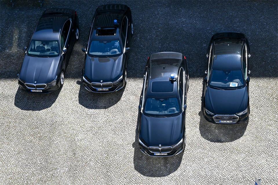 Die Deutsche Umwelthilfe kritisiert seit Jahren, dass viele Spitzenpolitiker bei der Wahl ihrer Dienstwagen nicht auf die Folgen für das Klima achten. (Symbolbild)Jens Kalaene/dpa