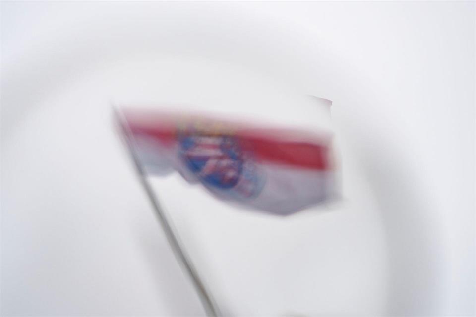 Die Deutsche Umwelthilfe sieht zu hohe CO2-Emissionen bei der Dienstwagenflotte der hessischen Landesregierung. (Archivfoto)Andreas Arnold/dpa