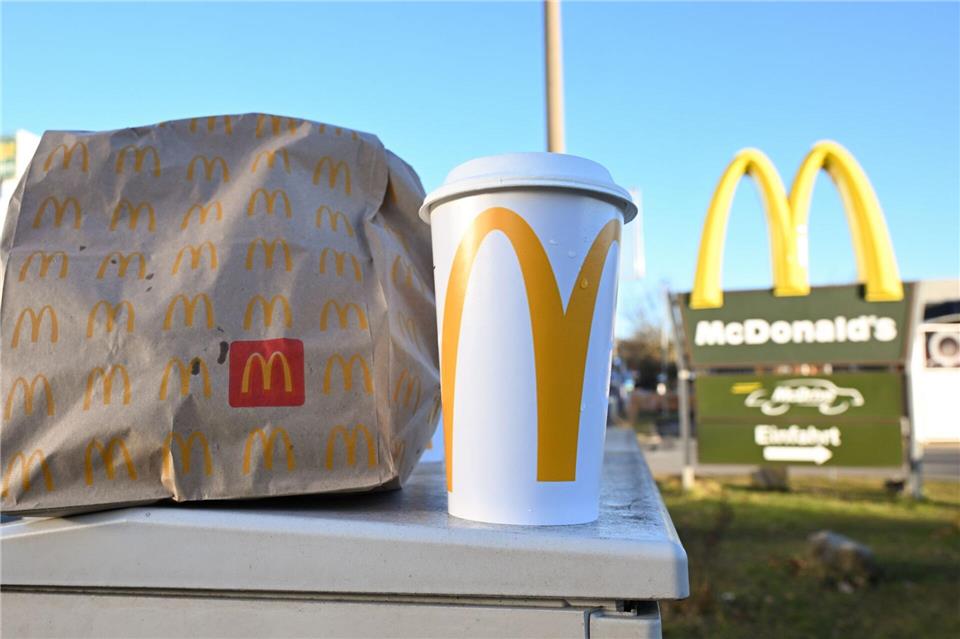 Die Deutsche Umwelthilfe verklagt die Burgerkette McDonald’s mit dem Vorwurf des „Greenwashing“. (Archiv)Bernd Weißbrod/dpa