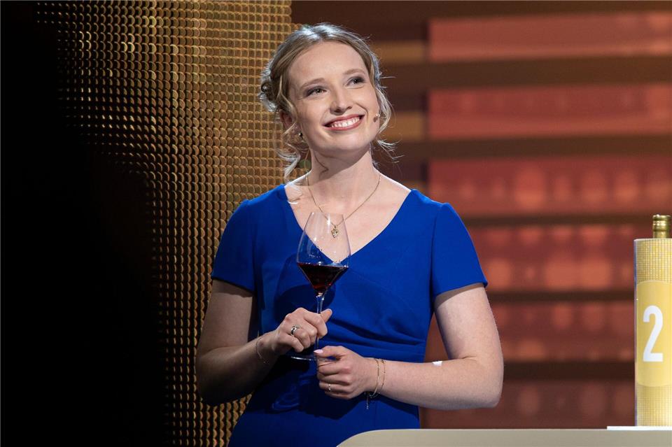 Die Deutsche Weinkönigin Anna Zenz führt eine Wandergruppe durch die Weinberge am Mittelrhein. (Archivbild)Hannes P. Albert/dpa