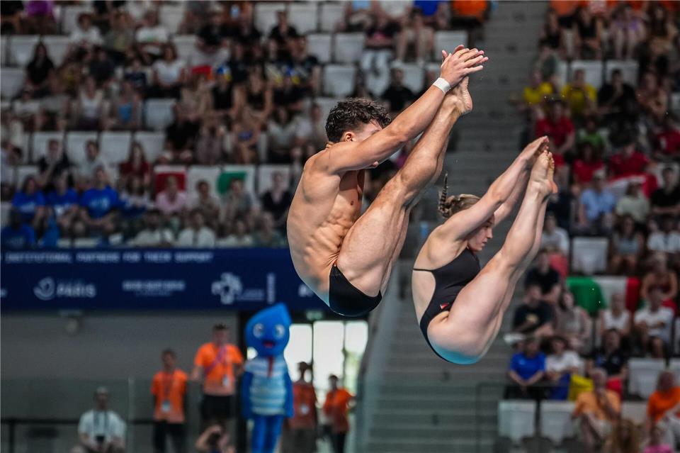 Die Deutschen Luis Carlo Avila Sanchez und Lena Corona Hentschel treten beim Finale im gemischten Synchronspringen vom 3-Meter-Brett bei den Schwimm-Europameisterschaften an.Aurelien Morissard/AP/dpa