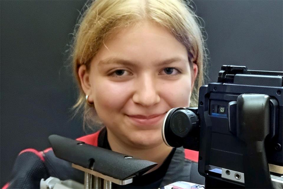 Die Deutschen Meisterschaften ins Visier genommen und ins Ziel getroffen: Sofie Böing von den Raesfelder Sportschützen geht am Wochenende in München an den Start.