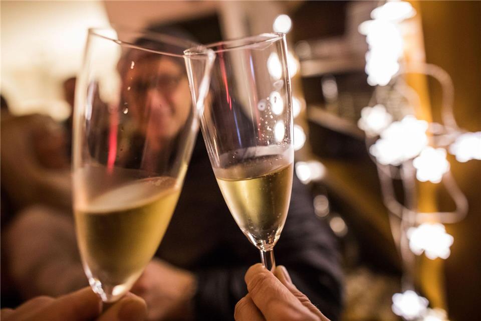 Die Deutschen stoßen gerne an - etwa jetzt zu Silvester.Frank Rumpenhorst/dpa-tmn