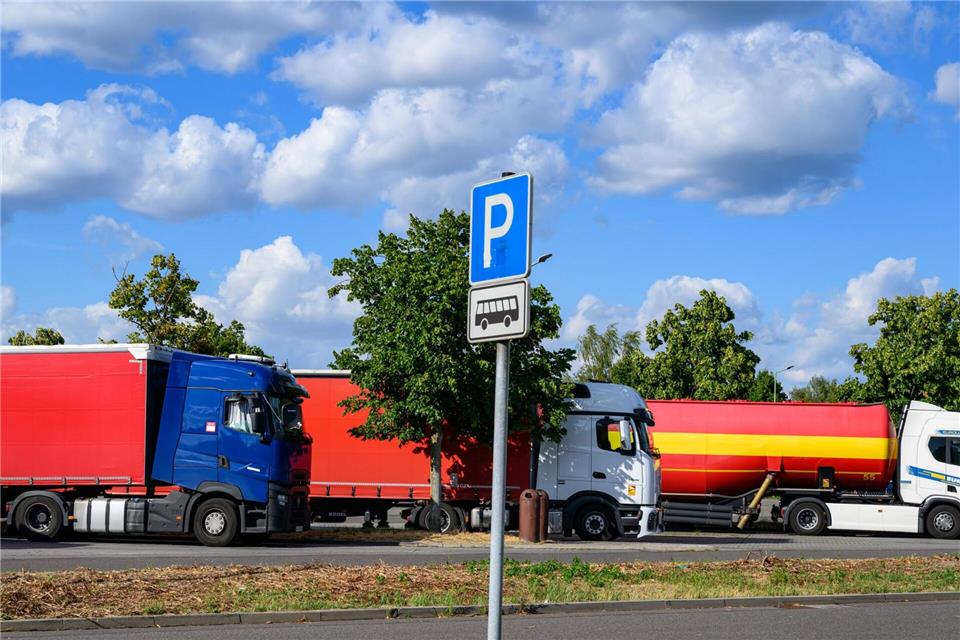 Die Diebe schlagen nachts zu und haben es dann auf die Ladung der Lkw abgesehen. Patrick Pleul/dpa