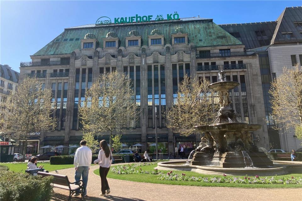 Die Diebe sind vermutlich über einen U-Bahn-Schacht in ein Warenhaus an der Flaniermeile „Kö“ eingestiegen. Rabea Gruber/dpa