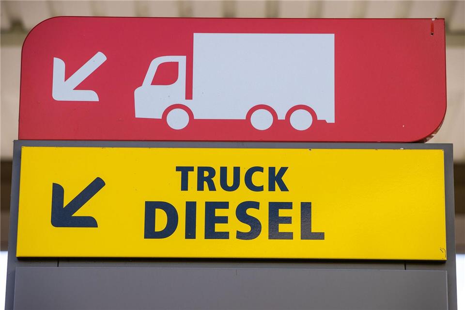 Die Diebe zapften 500 Liter Diesel aus dem Lastwagen ab. (Symbolbild)Jens Büttner/dpa-Zentralbild/dpa