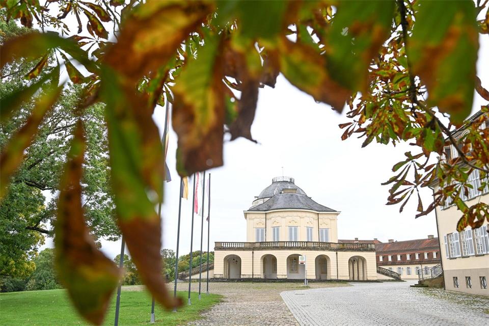 Die Dienstvilla liegt auf dem Gelände des Schlosses Solitude - hier im Bild das Schloss, das ein beliebtes Ausflugsziel ist. (Archivbild)Bernd Weißbrod/dpa