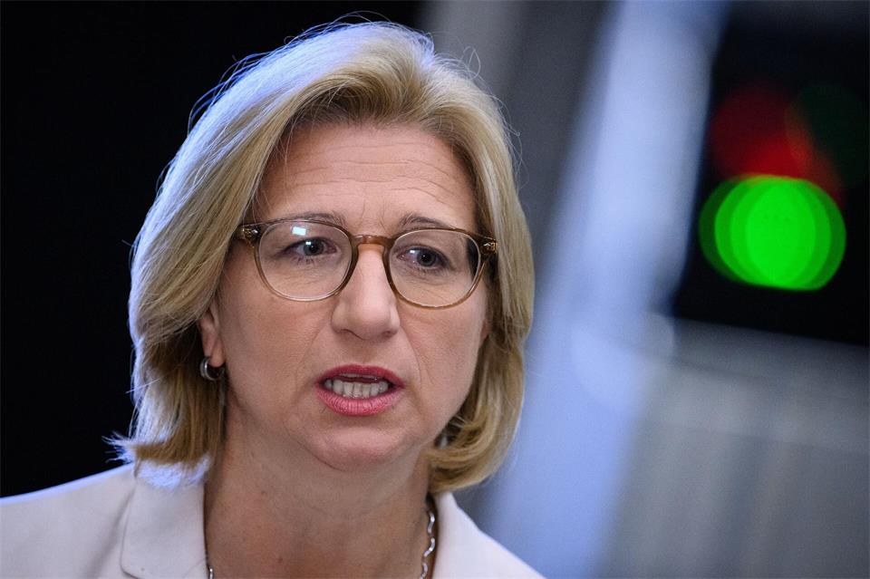 Die Dienstwagenflotte des saarländischen Kabinetts von Ministerpräsidentin Anke Rehlinger bekam von der Deutschen Umwelthilfe insgesamt eine rote Karte. (Archivfoto)Bernd von Jutrczenka/dpa