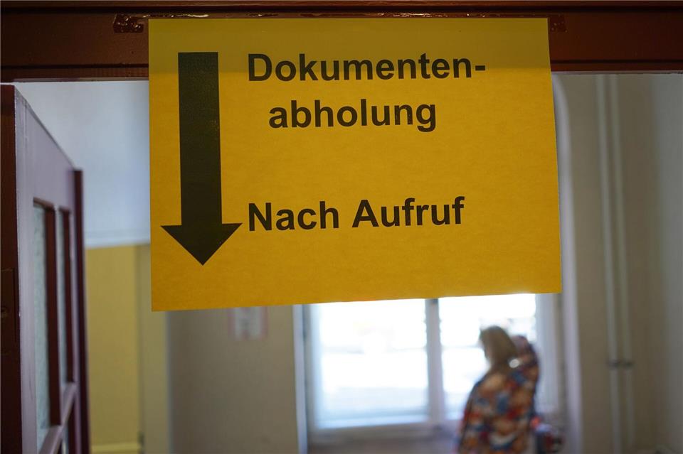 Die Digitalisierung wirkt für viele ältere Menschen bedrohlich - deshalb wünschen sie sich, dass Dienstleistungen immer auch analog verfügbar bleiben. (Symbolbild)Jörg Carstensen/dpa