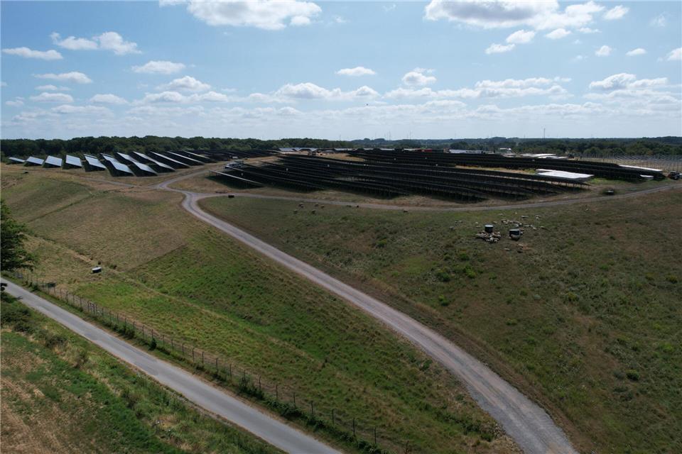 Die Dimension der Solarmodule auf der Deponie ist bereits zu erkennen.