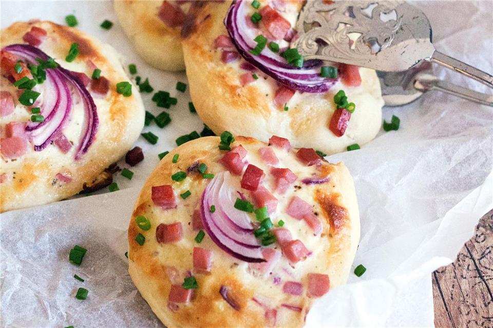 Die Dinneden von Nileen Marie Schaldach aus ihrem Buch „Fingerfood - schwäbisch gut: Tapas aus dem Ländle“ sind dünne, belegte Teigfladen, die Flammkuchen oder Pizza ähneln. Als kleine Häppchen mit Speck und Zwiebeln in Mini-Version werden sie zu Tapas.Nileen Marie Schaldach/Verlag Eugen Ulmer/dpa-tmn