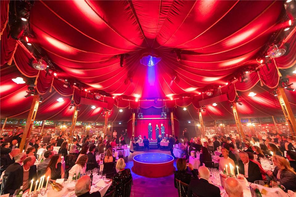 Die Dinner-Show im Hamburger Spiegelpalast ist eine von fünf „Palazzo“-Dinnershows in Deutschland und Österreich, bei denen bekannte Köche als Gastgeber auftreten.Ulrich Perrey/dpa