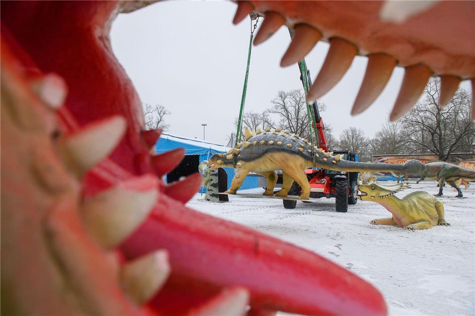 Die Dino-Modelle sind teilweise einige Meter hoch. Klaus-Dietmar Gabbert/dpa