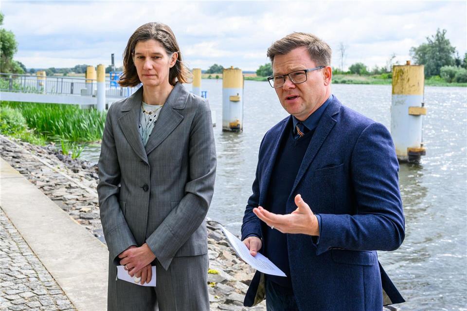 Die Direktorin des Leibniz-Instituts für Gewässerökologie und Binnenfischerei (IGB), Sonja Jähnig, und Bundesumweltminister Carsten Schneider tauschen sich über die Ursachen und Folgen der Umweltkatastrophe an der Oder aus. Patrick Pleul/dpa
