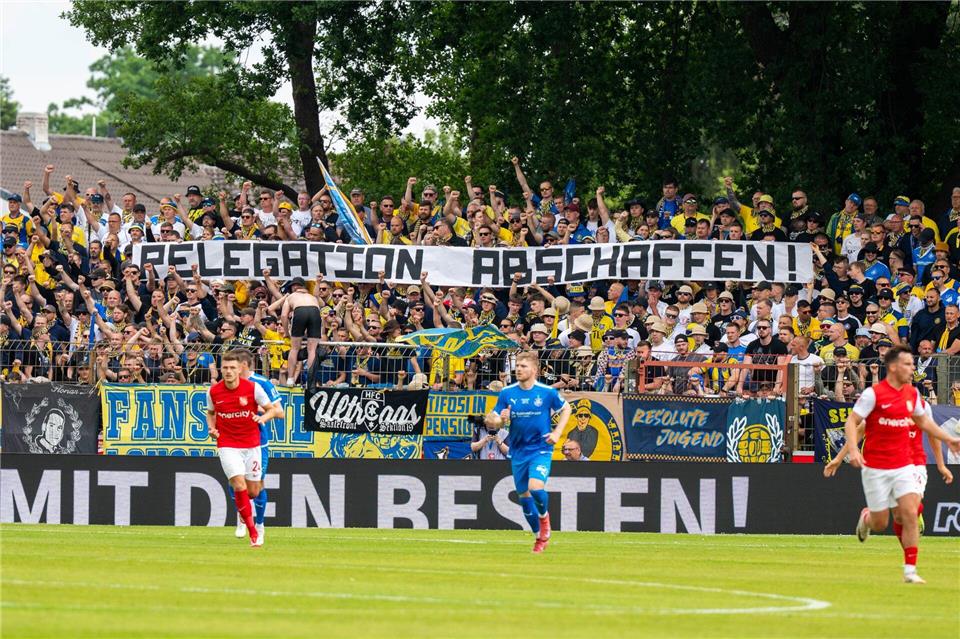 Die Diskussion um eine Reform der Regionalliga schwelt seit Jahren. (Archivbild)David Inderlied/dpa