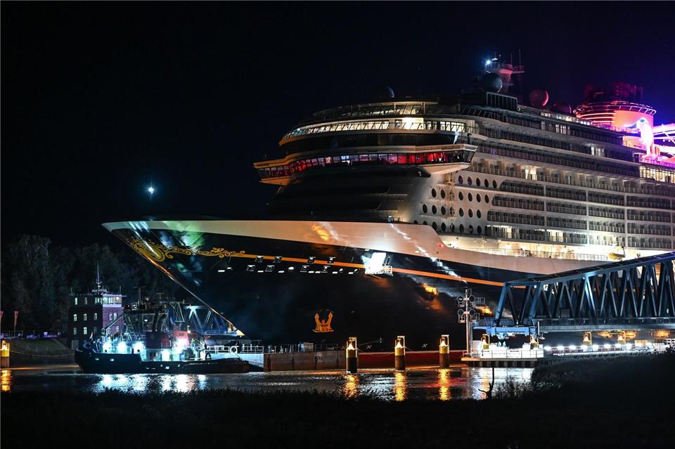 Neues Meyer-Kreuzfahrtschiff auf dem Weg Richtung Nordsee Die „Disney Destiny“ verfügt über rund 1.250 Kabinen für etwa 4.000 Passagiere.Lars Penning/dpa