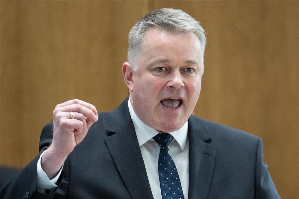 Die Dörfer, Städte und Gemeinden in Rheinland-Pfalz steckten in tiefgreifenden Haushaltskrisen, warnt CDU-Fraktionschef Gordon Schnieder. (Archivbild)Boris Roessler/dpa