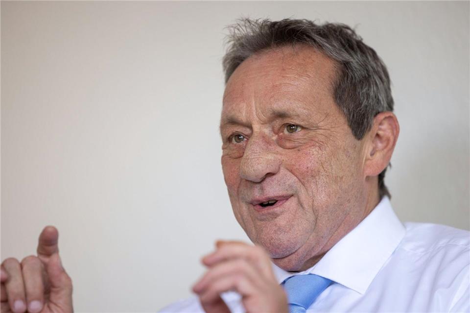 Die Dörfer im kleinteiligen geprägten Rheinland-Pfalz dürfen vom Straßenbau nicht abgehängt werden, sagt der Minister.  Helmut Fricke/dpa