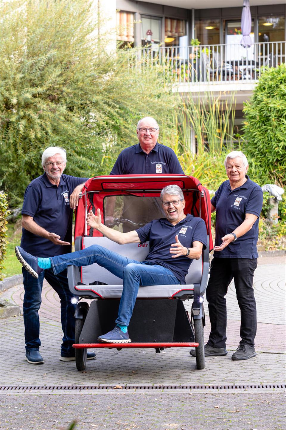 Die Doko-Runde „Sendoppkopp“ mit einer Rikscha. Solch ein Gefährt soll bald in Heiden zum Einsatz kommen.