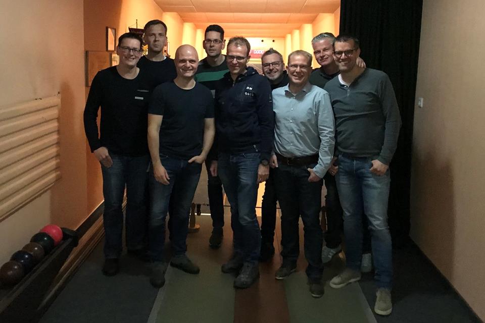 Jubiläum der „Dollen Vollen“ „Die Dollen Vollen“ (v.l.): Klaus Steverding, Gilbert Kaling, Holger Wüstnienhaus, Michael Rademacher, Wolfgang Hüning, Thorsten Leiting, Bernd Rademacher, Markus Schlottbom und Stefan Feldhaus. Auf dem Foto fehlen: Thomas Finke, Dirk Holweger und Henning Niehaus.