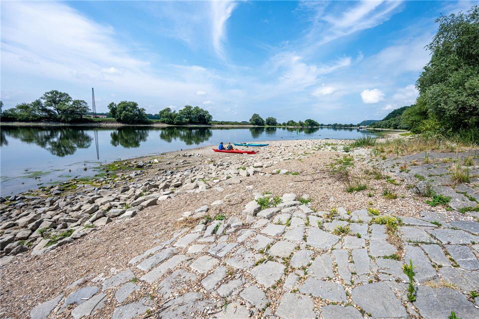 Die Donau führt nahe Straubing Niedrigwasser.Armin Weigel/dpa