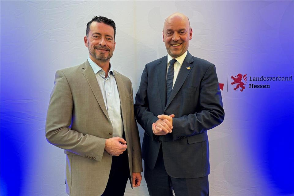 Die Doppelspitze der hessischen AfD, Andreas Lichert (links) und Robert Lambrou, wurde mit großer Mehrheit wiedergewählt.Michael Bauer/dpa