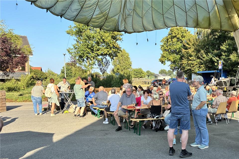 Die Dorfgemeinschaft feiert am Vereinshaus wieder den Hülstener Sommer.